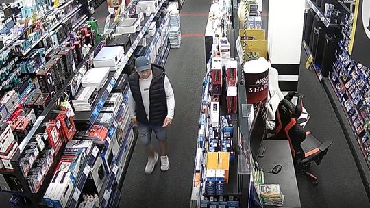 Mława. Poznajesz? Dzwoń na policję. Okradli sklep