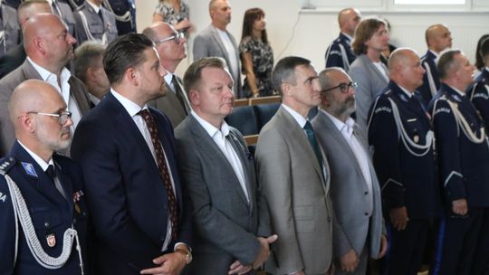 Uroczystości Święta Policji w Mławie z udziałem funkcjonariuszy i gości, obchody 100-lecia kobiet w Policji.