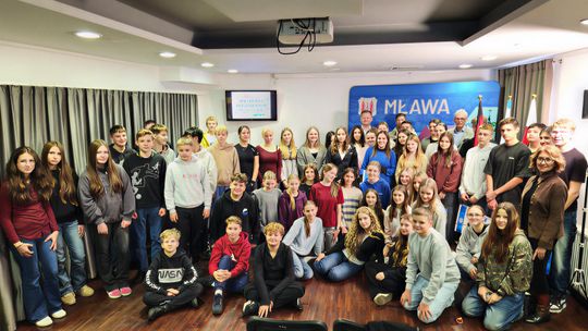 Młodzież na spotkania w mławskim ratuszu