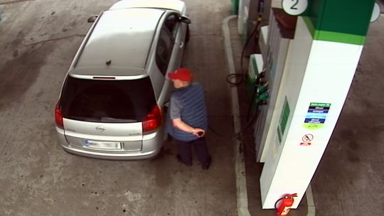 Mława. Ukradli tablice, a potem paliwo. Szuka ich policja