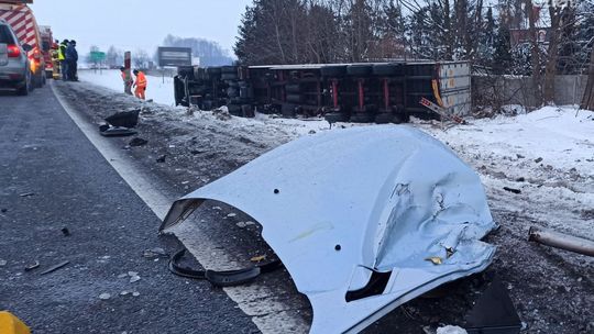 Mława. Wypadek na Warszawskiej, tir w rowie