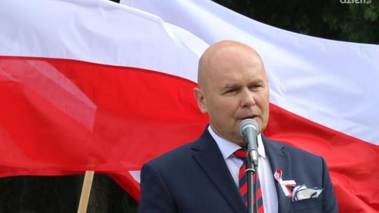 Mławianie zaśpiewają Mazurka Dąbrowskiego z okien i balkonów