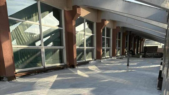 Na zdjęciu poddasze hali sportowej w Mławie