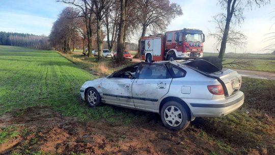 Młody kierowca wpadł w pułapkę i dachował