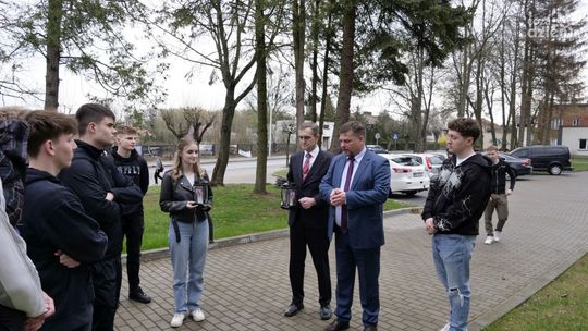 Młodzież Mławy Pamięta o Bohaterach Katynia. Symboliczna Lekcja Historii przy Dębach Pamięci