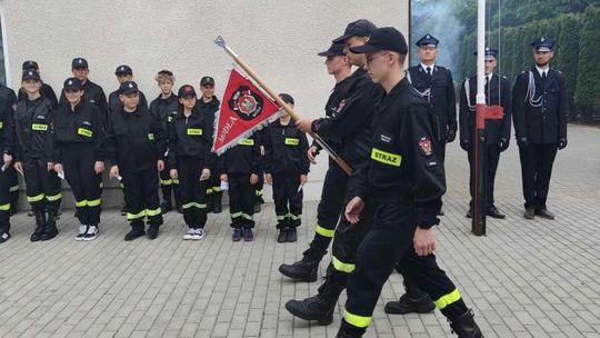 Młodzieżowa Drużyna Pożarnicza OSP Modła ma swój proporzec