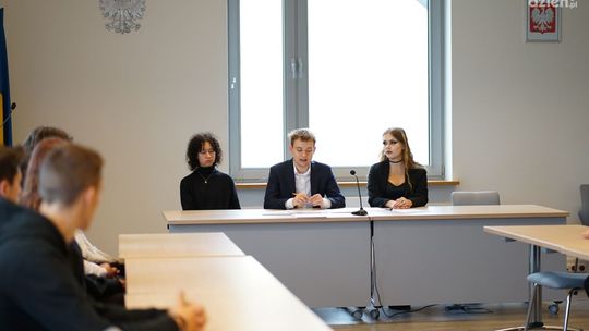Młodzieżowa Rada Miasta Ciechanów przeciwko jednemu z podręczników do HiT