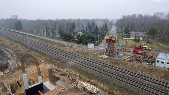 Montują wiadukt nad torami, autobusy zastępcze zamiast pociągów