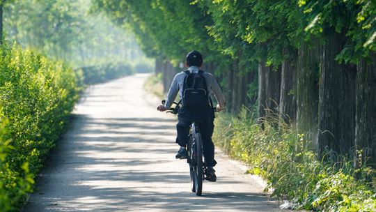 Chłopiec jadący na rowerze typu BMX