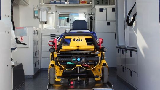 Wnętrze ambulansu zespołu ratownictwa medycznego