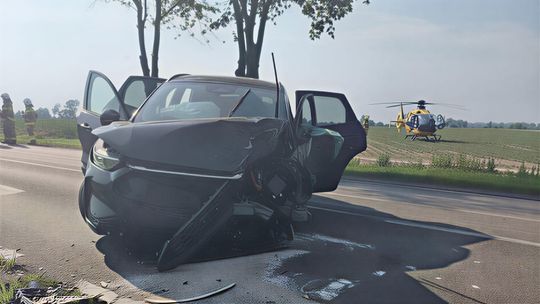 Uderzone auto, a w tle śmigłowiec LPR