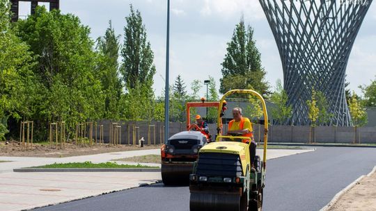 Na nowej drodze w Ciechanowie położono już asfalt