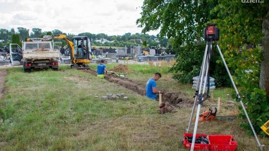 Na obszarze o wielkości dwóch kwater powstaje godne miejsce na urny. Prace na komunalnym cmentarzu już się rozpoczęły