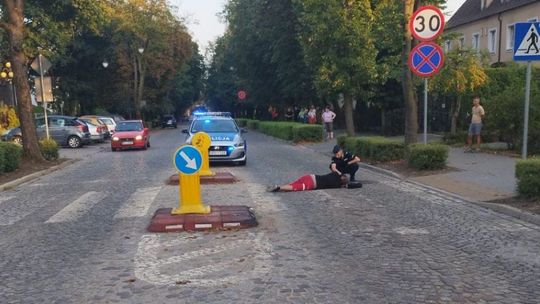 Na Sienkiewicza na przejściu dla pieszych mężczyzna stracił przytomność. Błyskawiczna reakcja policji