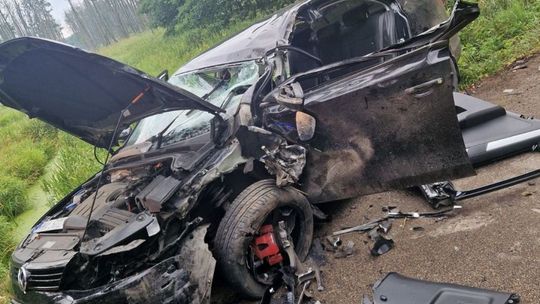 Naczepa staranowała osobówkę. Pijany sprawca uciekał