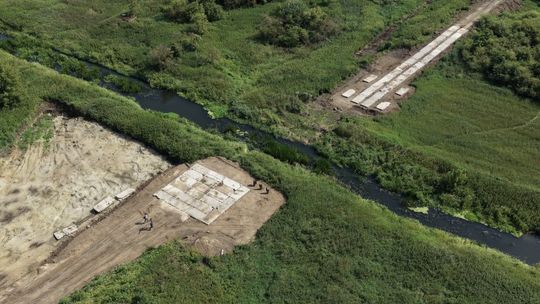 Nad Łydynią w Ciechanowie powstaje nowa kładka dla rowerzystów