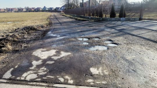 Nad niektórymi ulicami w Ciechanowie zawisły ciemne chmury. Czekają na naprawę od kilkunastu lat