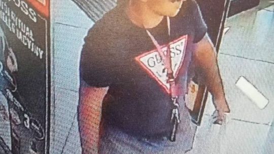 Namierzyły go kamery monitoringu. Ukradł perfumy. Szuka go policja