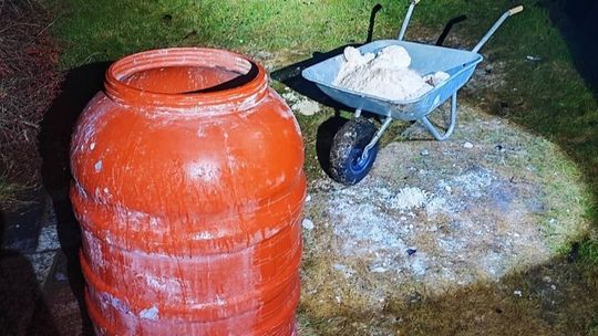 Beczka i taczka z narkotykami