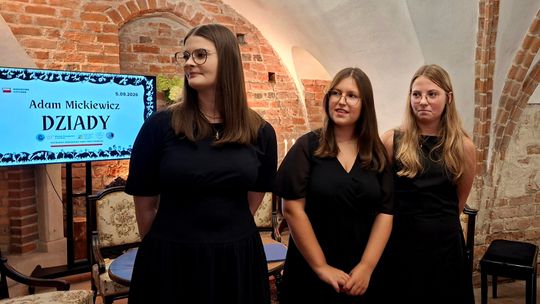 Narodowe Czytanie w Ciechanowie. Mieszkańcy i samorządowcy czytali "Dziady"
