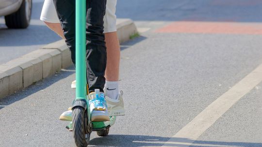 Nastolatek bez kasku wiózł na hulajnodze pasażera
