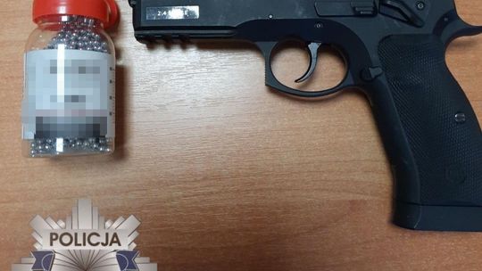 Nastolatek strzelał z broni pneumatycznej w  wiatę przystankową