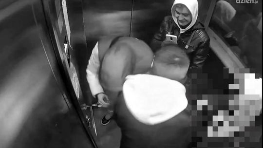 Nastolatkowie zdewastowali windę w Mławie, policja publikuje nagranie z monitoringu
