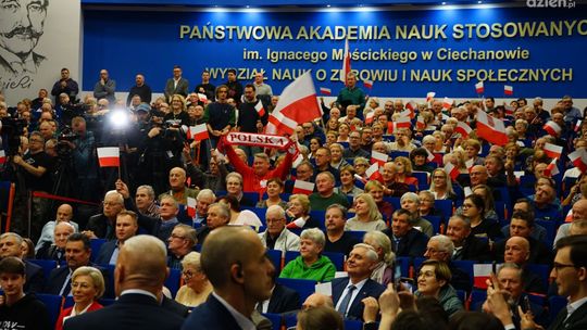 Nawrocki przemawia, studenci dostają białej gorączki