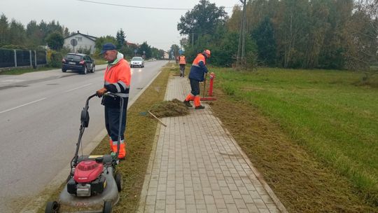 Nie szczędzą żyłki i ostrza- w powiecie trwają koszenia pasów zieleni