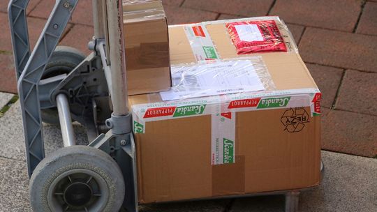 Nie zamawiałeś? Nie płać! Oszuści masowo wysyłają fałszywe paczki za pobraniem