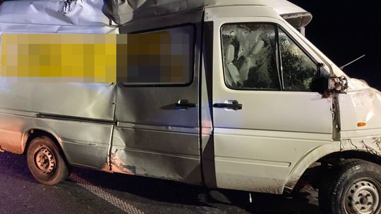 Niebezpiecznie pod Ciechanowem. Dostawczak wypadł z drogi i uderzył w drzewo