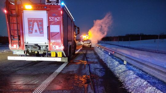 Niebezpieczny weekend pod Mławą. Samozapłon na S7 i uderzenie w wiatę sklepową Pożar na drodze