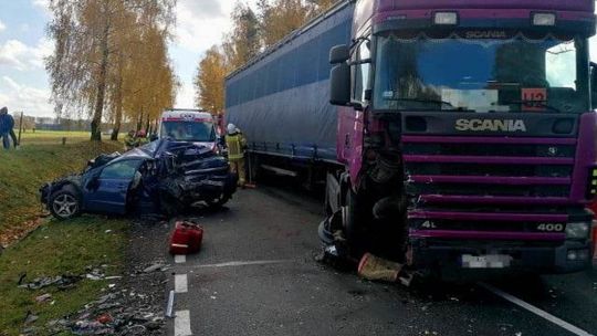 Niebezpieczny wypadek z udziałem dwóch ciężarówek i osobówki 