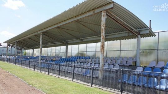 Nieletni rozpalili ognisko na trybunach stadionu w Glinojecku. Burmistrz: Nie pozwólmy zniszczyć stadionu