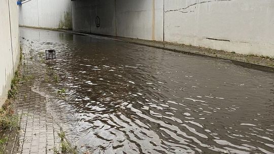 Niespokojny poranek w powiecie ciechanowskim. Woda zalała tunel w Gołotczyźnie