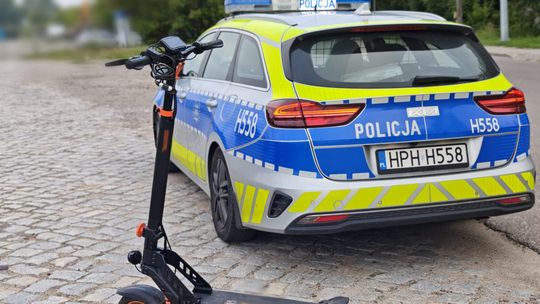 Hulajnoga elektryczna na drodze  w Mławie