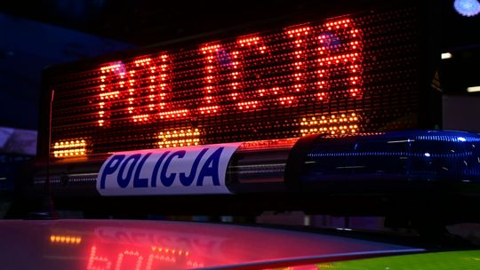 Nietrzeźwi na drogach powiatu przasnyskiego. Traktorzysta z 3 promilami i sądowym zakazem Napis policja na dachu radiowozu