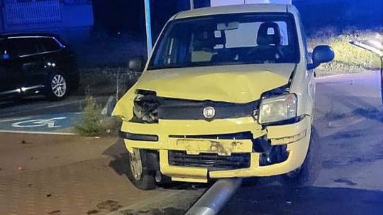 Nietrzeźwy kierowca uderzył w latarnię w Mławie