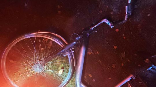 Nietrzeźwy rowerzysta wymusił pierwszeństwo na skrzyżowaniu w Chełchach i trafił do szpitala