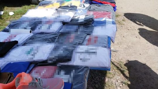 Nieuczciwi handlarze podrabianej odzieży zatrzymani na płońskim targowisku - Znaleziono ponad 1200 sztuk fałszywych produktów
