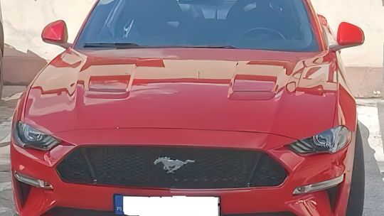 Skonfiskowany czerwony Ford Mustang