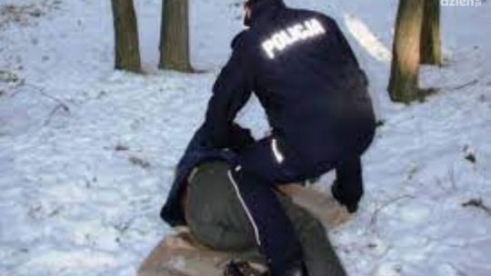 Nocna interwencja ciechanowskiej policji. 70-latek ryzykował życiem