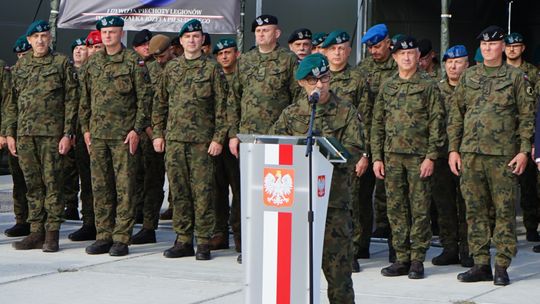 Przemawia generał dywizji Norbert Iwanowski, dowódca 1 Dywizji Legionów Piechoty