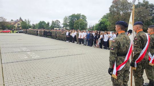 Uczniowie w mundurach na inauguracji klasy policyjnej w Ciechanowie