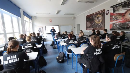 Nowe oddziały mundurowe w szkołach ponadpodstawowych: trwa nabór wniosków