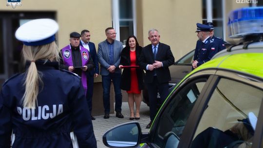 Nowe samochody dla mławskiej policji w świątecznym prezencie