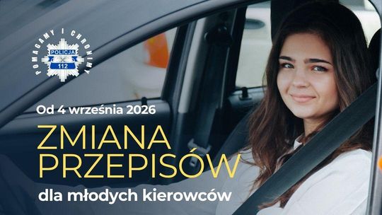 Młoda kobieta za kierownicą samochodu i informacja o nowych przepisach dla początkujących kierowców.