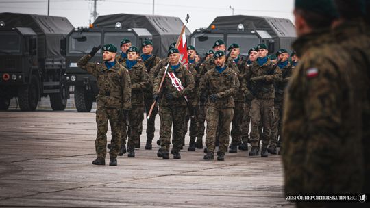 Maszeruje kompania honorowa 1DPL