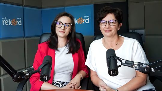 Rozmowa w studiu radiowym z dyrektor Ewą Krajzą i wicedyrektor Ewą Żmijewską z ZSTCKU w Ciechanowie