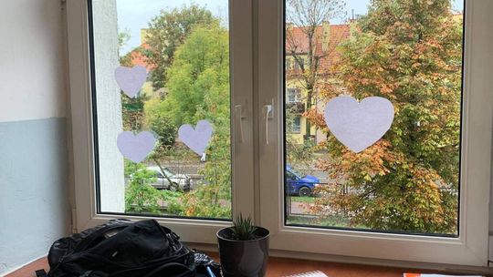O Pani Radnej, która rozkleja białe serduszka